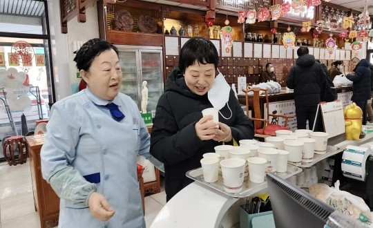 14.药业公司“欢喜闹元宵，，，康健走百病”惠民活动现场_副本.jpg